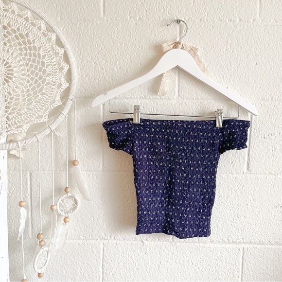 Guess Off-Shoulder Crop Top - Picture 6 of 12